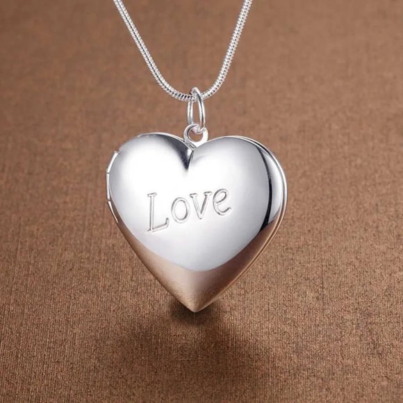 Beautiful Heart Photo Locket With 18 Inch Chain Stamped 925 Sterling Silver - Picture 2 of 3
